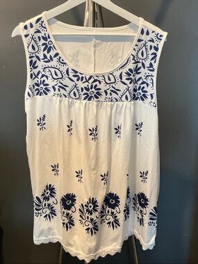 NWOT Women’s White Sleeveless Tunic with Navy Floral Print